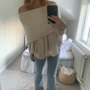 Off shoulder tröja strl s - Säljer denna snygga off shoulder tröja som är sjukt trendig! Strl si 