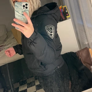 D.brand vinterjacka stl xs - Säljer denna D.brand jacka eftersom den inte kommer till användning. Den har ett litet hål vid armen men inget märkbart.