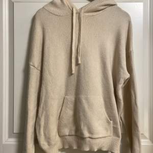 Super skön stickad hoodie från vila -stl m -ej använd -nypris 299 -finns byxor till!!