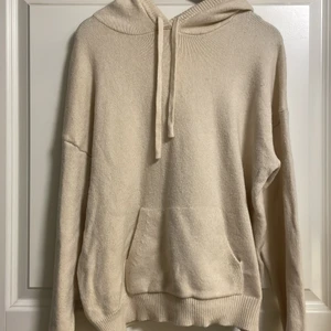 Stickad hoodie - Super skön stickad hoodie från vila -stl m -ej använd -nypris 299 -finns byxor till!!