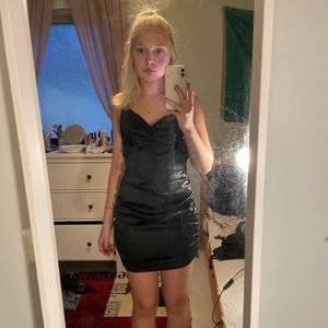 SHEIN svart klänning  - Använd 1 gång, lite för liten för mig och inte riktigt min smak längre ☺️💕 använder aldrig längre så vilj sälja den 💕💕