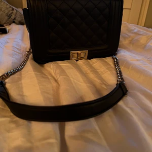 Shoulderbag - Stilren väska från Ur&Penn med silver kedja. Rymlig och smidig!  Ord pris 249kr. Mitt pris: 85kr + frakt! 😙 (postad 14/09/22)