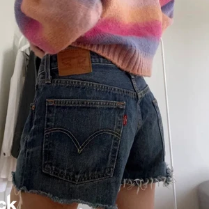 Levis shorts  - Hej! Jag säljer ett par jättefina mörkblå Levis shorts! Sparsamt använda, säljer då de är för små för mig💓 Köparen står för frakten🧡
