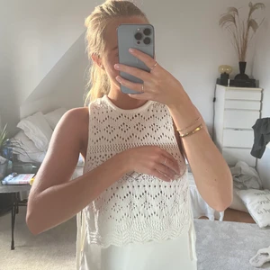 Virkad topp - Såå fin från zara, går att både klä upp och klä ned. Endast använd någon gång🤍🤍