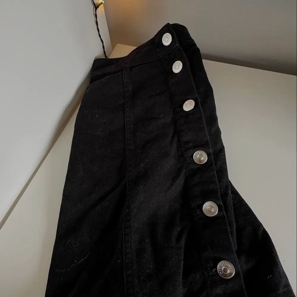 Fin jeans kjol i oanvänt skick! Storlek 34🫶🏼 Inklusive 39 kr i frakt💕. Kjolar.