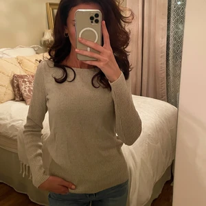 Massimo Dutti tröja - Använd tröja som köptes på Massimo Dutti i storlek xs!🌸 Tröjan är använd!🌸