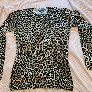 Finstickad kofta, Leopard, 36 TALL - Finstickas kofta med tryckt leopardmönster. Strl 36 i Tall edition från Dorothy Perkins.  Passar perfekt under en kavaj så väl som till ett par jeans.  Sparsamt använd.  83% Viskos, 17% Nylon