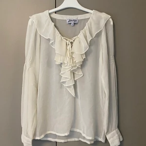 Vit blus  - I fint skick, storlek 38 