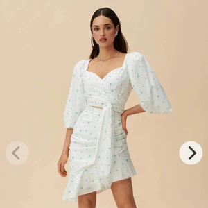 Adoore klänning oanvänd stl 38 - Oanvänd klänning från adoore med lappen kvar, nyskick. Toscana wrap dress, ordinarie pris 1495. Skickar gärna fler bilder på den. 