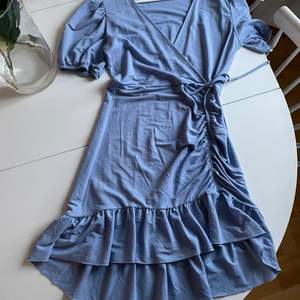 Väldigt fin blå klänning. Sitter perfekt och är väldigt smickrande! Den har också ett väldigt lent tyg! Du står för frakten!  Endast använd 2 ggr!!!