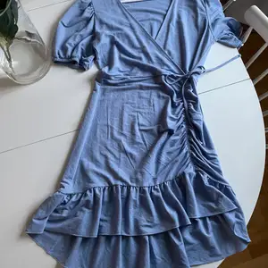 Väldigt fin blå klänning. Sitter perfekt och är väldigt smickrande! Den har också ett väldigt lent tyg! Du står för frakten!  Endast använd 2 ggr!!!