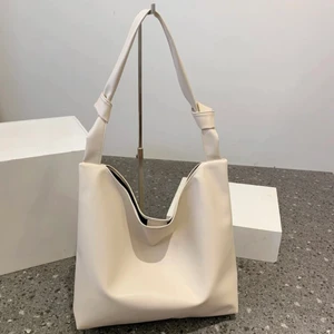 TRENDIG VIT VÄSKA - Säljer min supertrendiga vita väska som passar till alla tillfällen! Råkade beställa två därav säljer jag den andra som dessutom då är i nyskick! ❤️💕💋