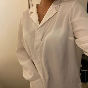 SKJORTA - Vet tyvärr inte märker eller storlek. Men sitter oversized på mig som vanligtvis bär S!