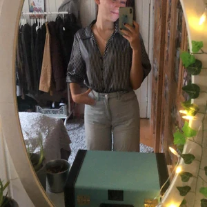 Random skjorta - Satin glansig skjorta i svart/vitt. Storlek L men passar mig som oftast är S