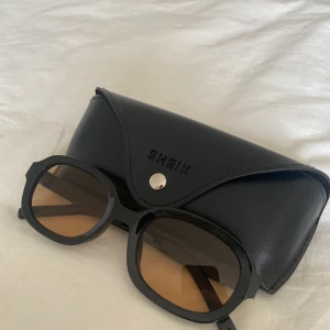 Shein solglasögon  - Säljer dessa helt oanvända solglasögon från Shein 🤎