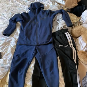 Nike tech fleece - (Nypris 2200) (1800 för hela) KAN SÄNKA PRISET VID SNABB AFFÄR Säljer mitt Nike tech fleece set då det är slutålt och jag inte använder det. Aldrig  använt utomhus bara hemma överdel i storlek S  Underdel i storlek M 10/10 skick    BARA BYXOR/TRÖJA GÅR!