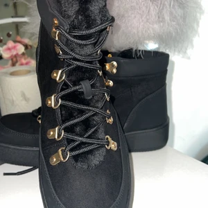 Skor i storlek 37 och 38 - Hej tjejer köper dem svarta skorna från Nelly men dem passar inte mig . Dem andra stövlarna har jag använt 1 gång och är i ett jätte fint skick 