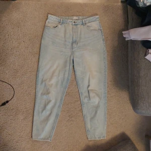 Bershka Mom Jeans - Hög Midja - Blekta Mom Jeans, smickrande särskilt för curvorna. Snygg form på sätet. Dragkedja. 71cm/28inches långa ben.