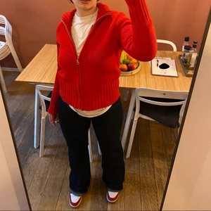 Röd stickad kofta  - Stickad mysig kofta, den sticks inte alls och är i bra skick! Kragen kan man vika ner som på bilden eller ta upp som en polo!  Tas bort 16/10!