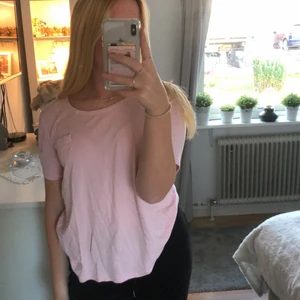 T-shirt - Rosa t-shirt med en liten ficka. Köparen står för frakten.💕