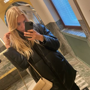 Vinterjacka - Säljer denna så fina vinterjackan från zara så mysig och håller dig varm på vintern, den är i skinnmaterial vilket gör att den passar perfekt om de regnar eller snöar! Den passar xs-s 