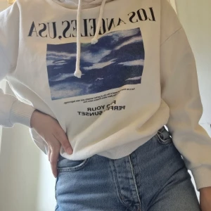 Hoodie - Hoodie med fint tryck som inte kommer till användning. Använd 1 gång.  Köparen står för frakten! Kan mötas upp eller skicka.  ❤️