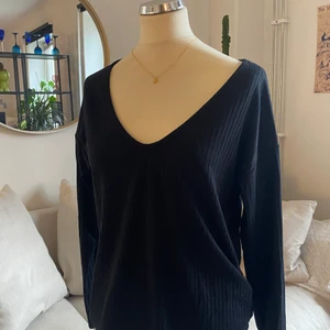 Svart topp - En ribbad svart top, väldigt lågbystad  Strlk S men skulle säga att den passar till någon med större byst eller M