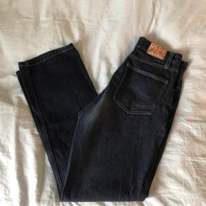Mörkblå jeans med hög midja och rak lös passform. Innerbenslängd 79cm. 