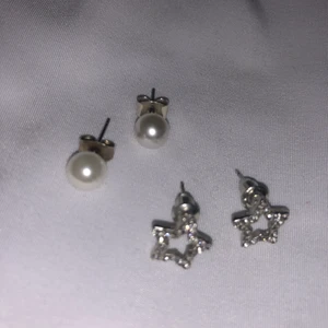 Örhängen  - 4 par jättefina örhängen från olika ställen. Dom är jätte fina och aldrig använda säljer ett par för 40 alla för 150 inklusive frakt ❤️