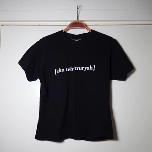 HippHipp-tröja - En enkel humortisha, gammal merch för serien HippHipp. Liten i storleken🌿