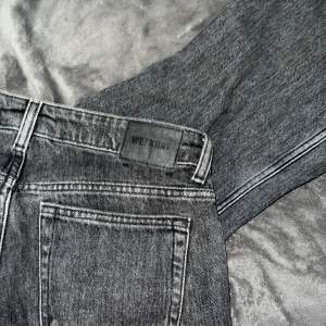 Säljer snygga lågmidjade Weekday jeans i perfekt skick 💋 storlek 26/30 men passar xs-s 🫶🏽