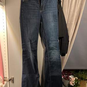 Skitsnygga Bootcut jeans i mörkblå färg. Kan skicka fler bilder vid intresse😊