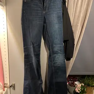 Skitsnygga Bootcut jeans i mörkblå färg. Kan skicka fler bilder vid intresse😊