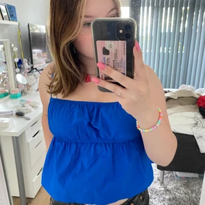 Söt topp - Söt topp med en volang från shein men köptes på sellpy. Använder inte, inget fel på den, märks att den knappt är använd!  Storlek S gissar jag på då jag vanligtvis har S/M och den sitter precis!