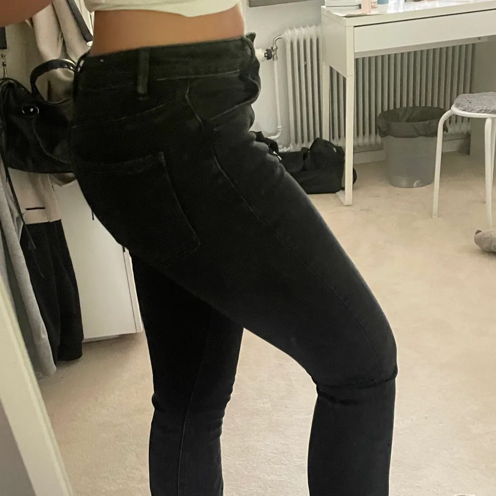 Ett par jätte fina och sköna bootcut jeans med låg midja💕. Jeans & Byxor.