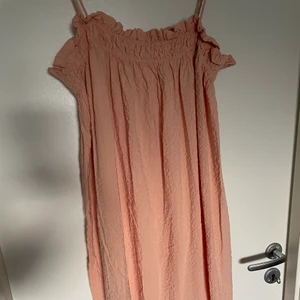 Hm klänning i storlek M - Säljer en hm klänning i storlek M men passar S! Säljes för att den inte kommit till användning tyvärr! 100kr +frakt