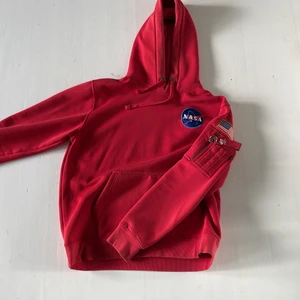 Alpha industries  - Röd alpha industries hoodie  Super bra skick Säljer pga kommer inte till användning 