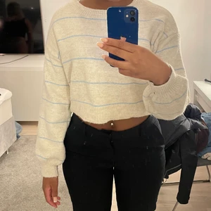 Stickad randig tröja - Säljer denna stickade tröjan som är superfin nu till hösten. Anväd fåtal gånger så är i fint skick. Den är vit/beige.