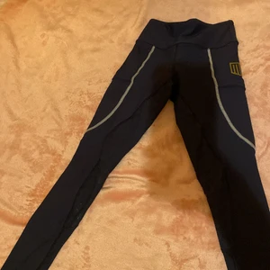 Mörkblåa mayadelorez ridbyxor använda er par gånger men ser ut som helt nya storlek 3xs - Storlek 3xs i byxorna 