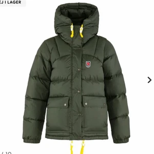 Fjällräven Expedition Jacket - Jättesnygg och sjukt varm vinterjacka till i vinter. Är i färgen Deep Forest. Köpt förra vintern på NK och knappt använd så i väldigt bra skick. Är i storlek L men passar S-XL. Nypris: 6900 kr. Mitt pris: 5000kr.💕