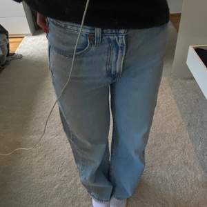 Coola jeans från Levis i strl 26. Man kan ha de både lågmidjade eller högmidjade. 