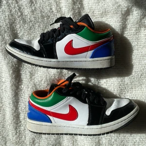 Nike Air Jordan 1’s Low - Säljer dessa Jordan 1’s low i strl 40.5!!💙🚀🫶🏾 Köpta från Zalando, kan visa om det önskas :) Skorna är använda som ni kan se men inga defekter som gör de icke-användingsbara. Säljer för 600 kr, frakt betalas av köpare!