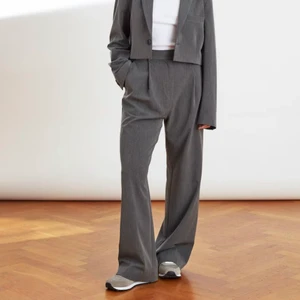 Djerf Avenue Favorite Pants Grey - Säljer mina favoritbyxor från Djerf Avenue som jag köpte i april. Jag har en lång och fin relation med dessa byxor då jag köpte dem när de lanserades hösten 2019. Nu behövde jag en annan storlek och köpte därför nya, men de är tyvärr för korta…💔