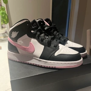 Air Jordan 1 mid  - Säljer nu mina jordans pga fel strl 💕så de är alltså helt oanvända 💗priset kan diskuteras! (köptes för 3200)