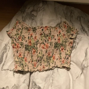 Tröja - Säljer en jätte fin sommar topp’! Kan användas på vintern också!🤍😘