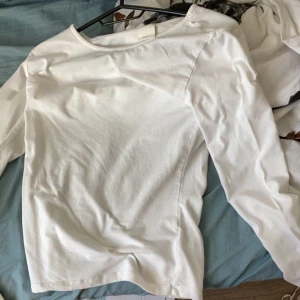 Långärmad tröja. - Säljer denna långärmad tröja som är vit.