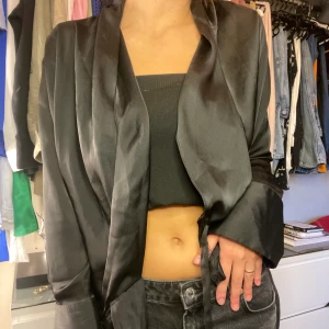 Tröja - Jätte fin ”tunn jacka” man kan ha den när man går ut över en snygg topp till exempel om det är lite kallt 🤙🏻