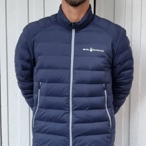 Sail Racing Spray down Jacket, Strl M - Fräsch Sail Racing jacka inför hösten/vintern som närmar sig. Använd ett fåtal gånger så nyskick kan man säga. 179cm lång. Storlek M. Vid frågor eller funderingar så är det bara att skriva.