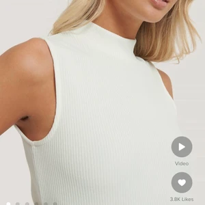 Vit topp med krage - Aldrig använd, prislappen sitter kvar. Storlek 36. Ordinarie pris 199kr.