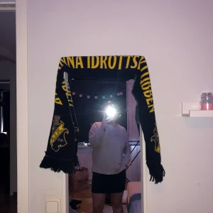 Tröja - Jätte mysig tröja med slits på sidorna. Storlek XL men är liten i storlek så skulle säga mer M/L. Köpt för 550kr, säljer för 200kr + frakt ❤️